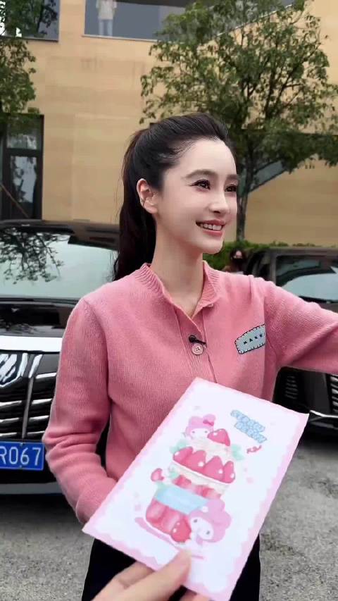 被姐美的惊了一下，五官精致皮肤紧致发际线漂亮