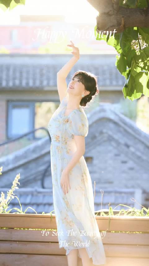 捕捉夕阳下闪闪发光的芝姐，裙摆轻轻扬起也太美啦