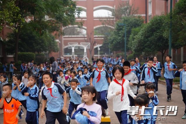 课间警铃骤响 实战研学消防