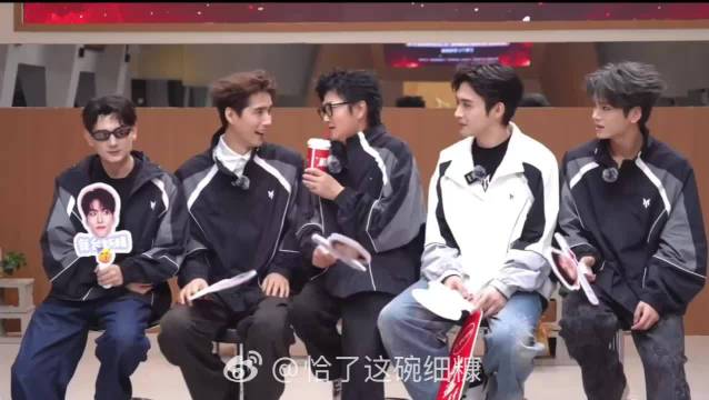 直播名场面来了，几位哥哥集体锐评AI主题曲MV，真实不装，笑点密集