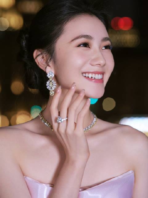 刘浩存的vogue盛典造型太美啦！温柔又优雅，简直像从画里走出来的公主呀