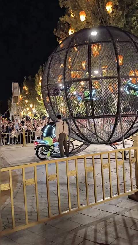 厉害了四辆摩托车一起画圆圆圈