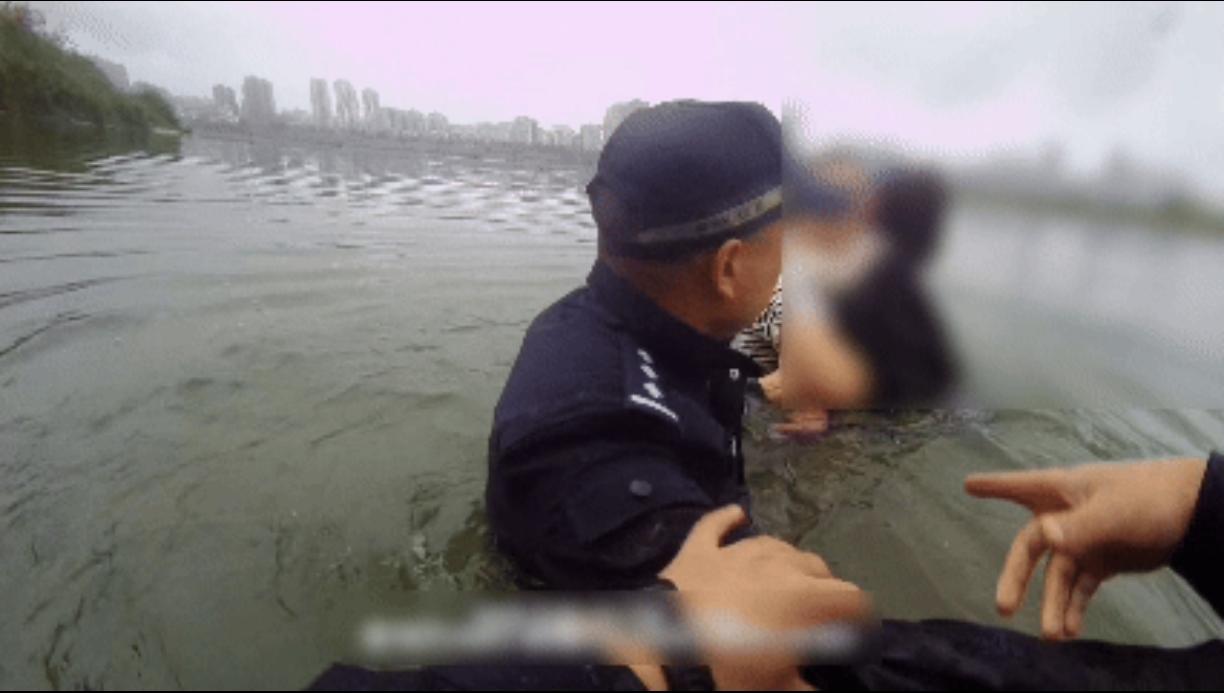 男子因家庭琐事抱娃跳河轻生 “00”后新警跳入河中连拉带拽救回父女二人 男子因家庭琐事抱娃跳河轻生 “00”后新警跳入河中连拉带拽救回父女二人