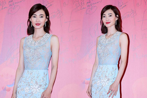 王丽坤天蓝色蕾丝长裙仙气十足