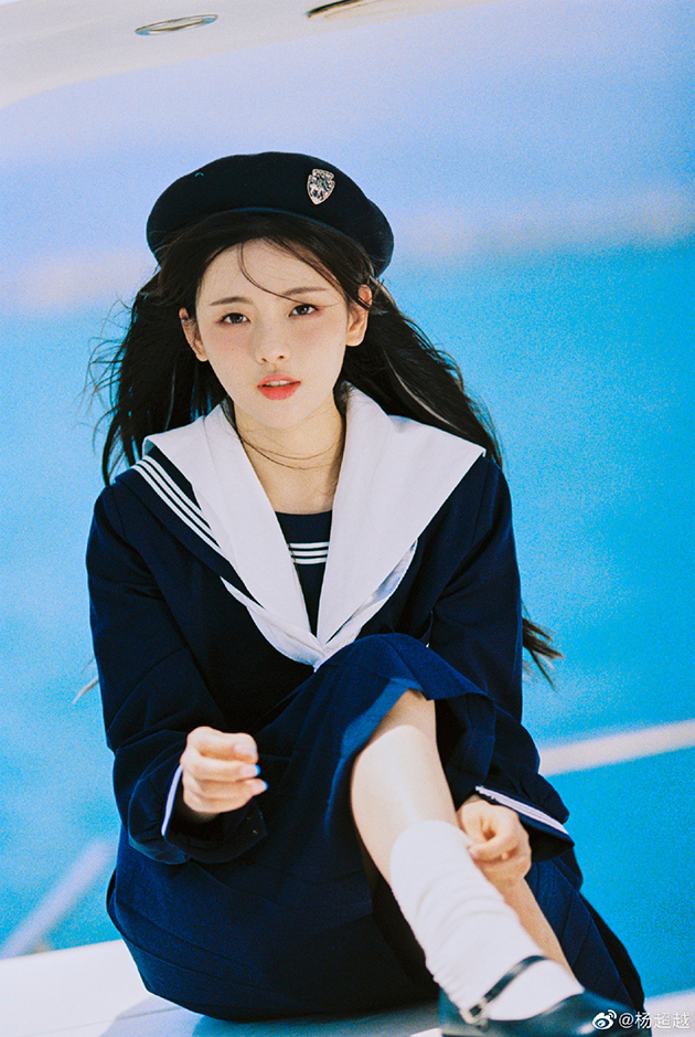 杨超越水手服造型