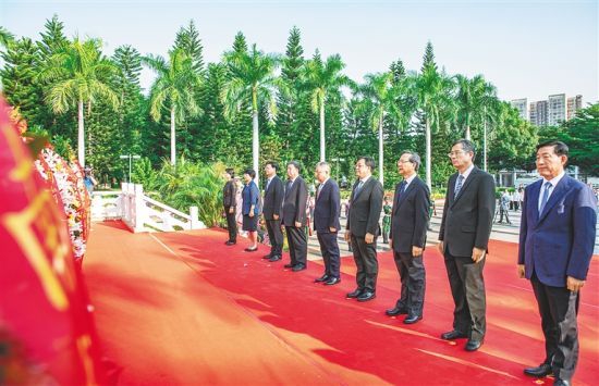 9月30日上午,海南省向英雄烈士敬献花篮暨《烈士光荣证》颁授仪式在海口市金牛岭解放海南岛战役烈士陵园隆重举行。本报记者 封烁 摄