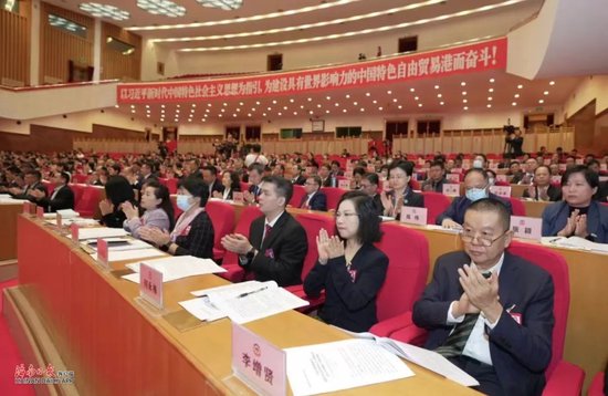 省政协委员在听取大会报告