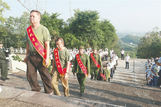 9月30日，在儋州市烈士陵园，老兵代表祭奠革命先烈。通讯员 黎有科 摄