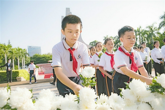 在海口市金牛岭烈士陵园，少先队员代表为先烈献花。本报记者 封烁 摄