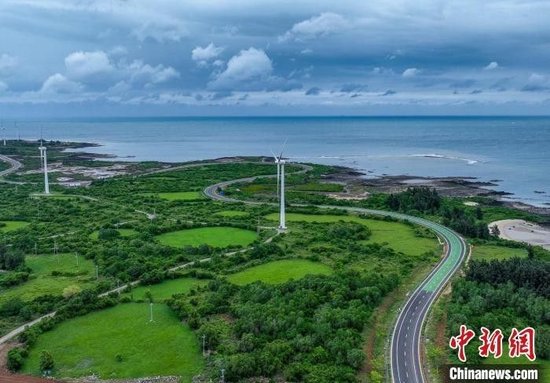 沿着环岛旅游公路看海南 游客“快进慢游”体验海岛风光