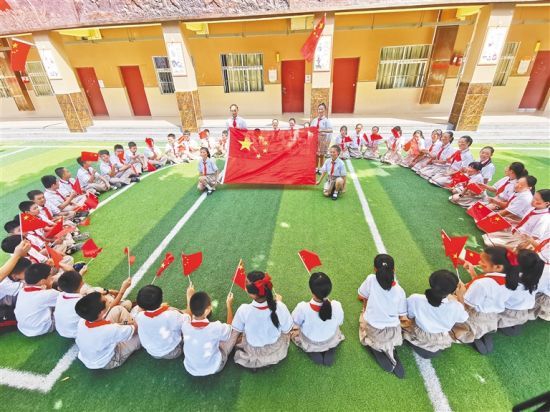  海口市琼山第二小学举行“向国旗敬礼 做时代新人”爱国主义教育活动。 海口市琼山第二小学供图