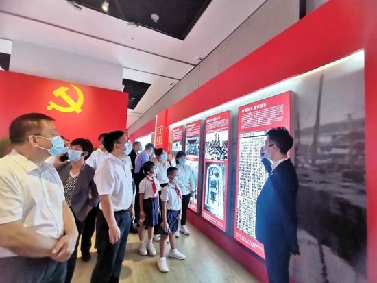 8月1日，市民游客参观张云逸大将诞辰130周年纪念展