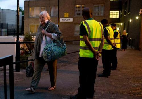　　当地时间23日，伦敦肯顿区一栋居民大楼的住户被疏散，（图片来源：美联社）