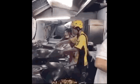 囧哥:世界杯场地不合格 战斗民族在球场外搭临时看台 囧哥:世界杯场地不合格 战斗民族在球场外搭临时看台图片
