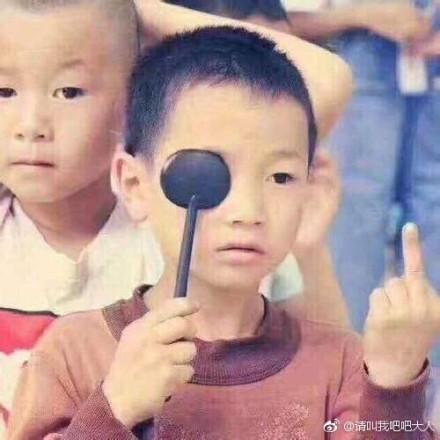囧哥:世界杯场地不合格 战斗民族在球场外搭临时看台 囧哥:世界杯场地不合格 战斗民族在球场外搭临时看台图片
