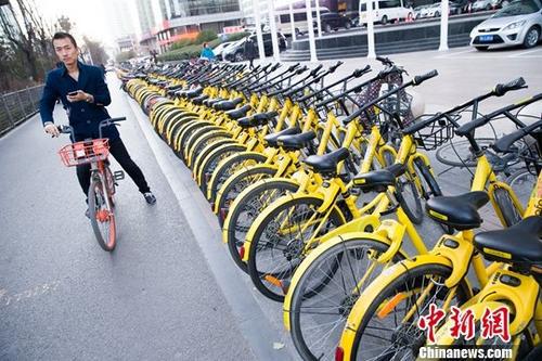 资料图:民众正在使用共享单车。中新社记者 张云 摄