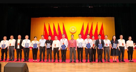 与会领导为海南商业百强品牌单位和行业十强品牌单位颁发证书。