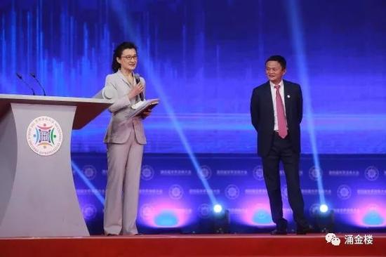 大会现场马云与主持人董倩对话