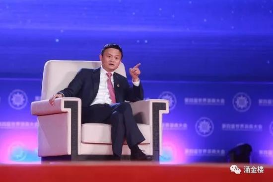 大会现场马云身穿西装在演讲
