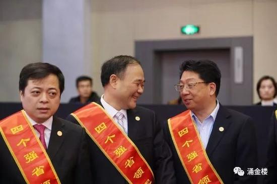 从左至右分别为正泰集团董事长南存辉、吉利控股集团董事长李书福、物产中大董事长王挺革