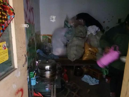 寒冬已至，王大婶已经把行李打包好，等到搬离，还未吃早饭的她，倒了一碗温水取暖充饥。