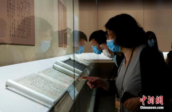 资料图:苏轼《新岁展庆帖》《人来得书帖》合卷。 杜洋 摄