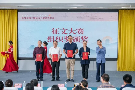 刘友洪（右）为优秀组织奖获奖单位颁奖