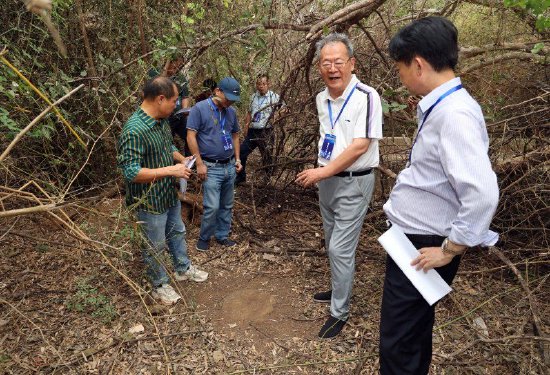 在中和镇接官亭村村民带领下，专家组终于找到一处隐约露出地面的圆形石墩