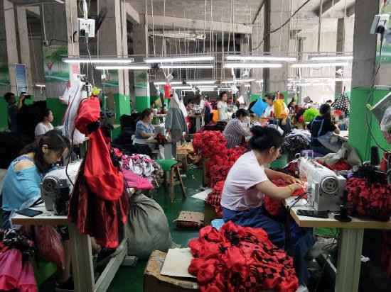 图：南官营春燕服装厂务工的搬迁群众