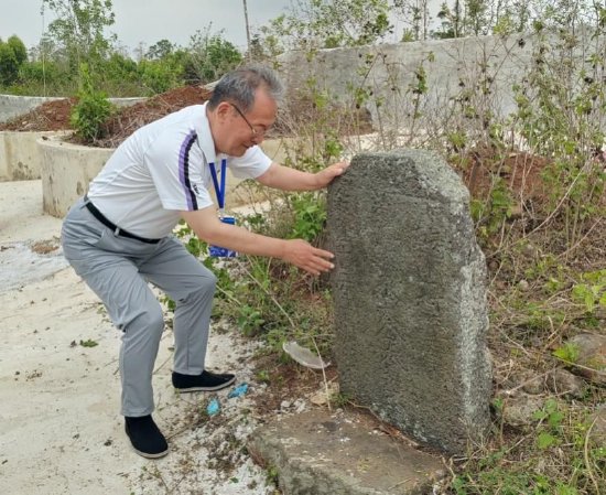 李公羽在黎子云墓地辨读刻有“乾隆十三年”“乾山村”“黎公大墓”等字样的石碑。