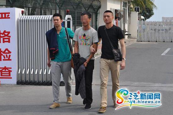 2015年3月犯罪嫌疑人于海龙被依法押解回三亚(通讯员 罗佳 摄)