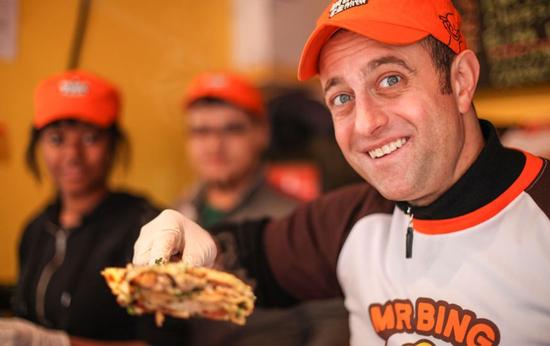 美国硕士痴迷中国菜 在纽约街头卖煎饼果子|布