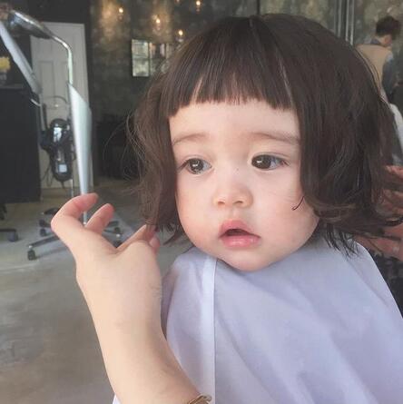 日本小萝莉剪发闪泪眼