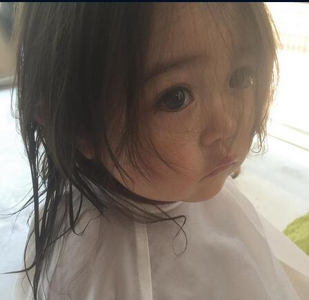 日本小萝莉剪发闪泪眼