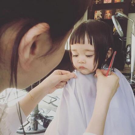 日本小萝莉剪发闪泪眼
