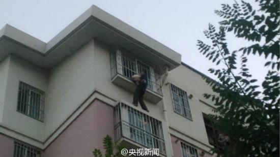 宁夏男孩被困半空 七旬老人爬窗将男孩救下