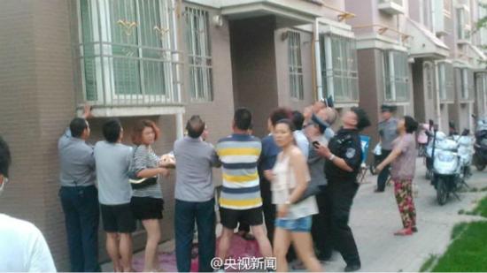 宁夏男孩被困半空 七旬老人爬窗将男孩救下