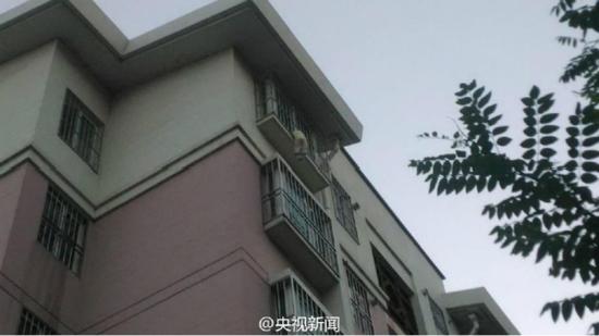 宁夏男孩被困半空 七旬老人爬窗将男孩救下