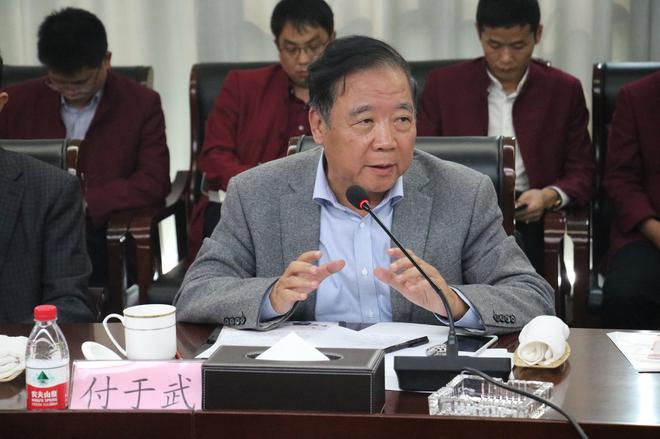 中国汽车工程学会名誉理事长、中国汽车人才研究会名誉理事长、华汽汽车文化基金会理事长付于武主持会议