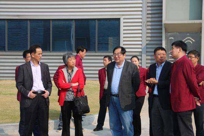 专家一行试驾大乘产品后进行讨论