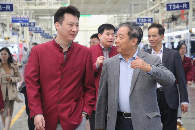 吴潇董事长陪同付于武专家一行考察大乘生产基地