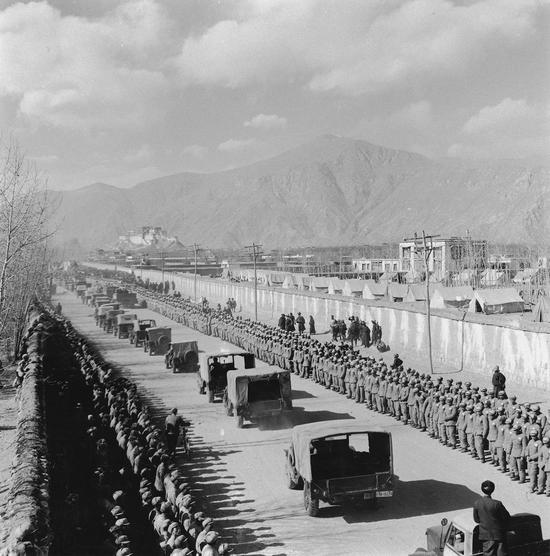 《车队第一次开到拉萨》1954年12月23日 蓝志贵摄。供图：黄建鹏画廊