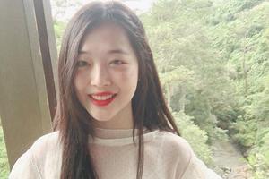 雪莉旅行日常照散发清纯美 肉脚反差萌