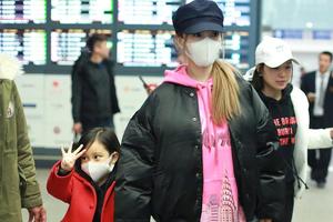 李小璐携女儿亮相机场 甜馨紧牵妈妈