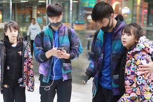 森碟长高啦！田亮贴心为女儿扯衣角前行