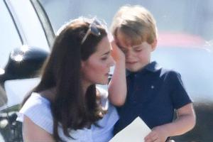 哭包小王纸！乔治打马球哭鼻子获安慰