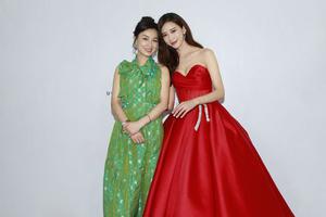 林志玲抹胸裙美艳与张庭组"红绿CP"