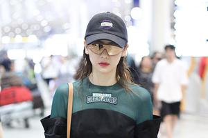 戚薇裙子开到大腿根 雪肤红唇不失野性