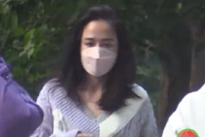 陈乔恩携老公艾伦与好友聚餐衣着宽松