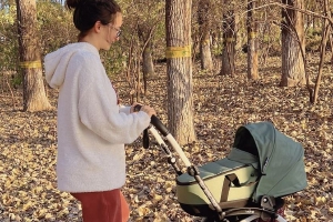 卢靖姗带女儿晒太阳感受大自然
